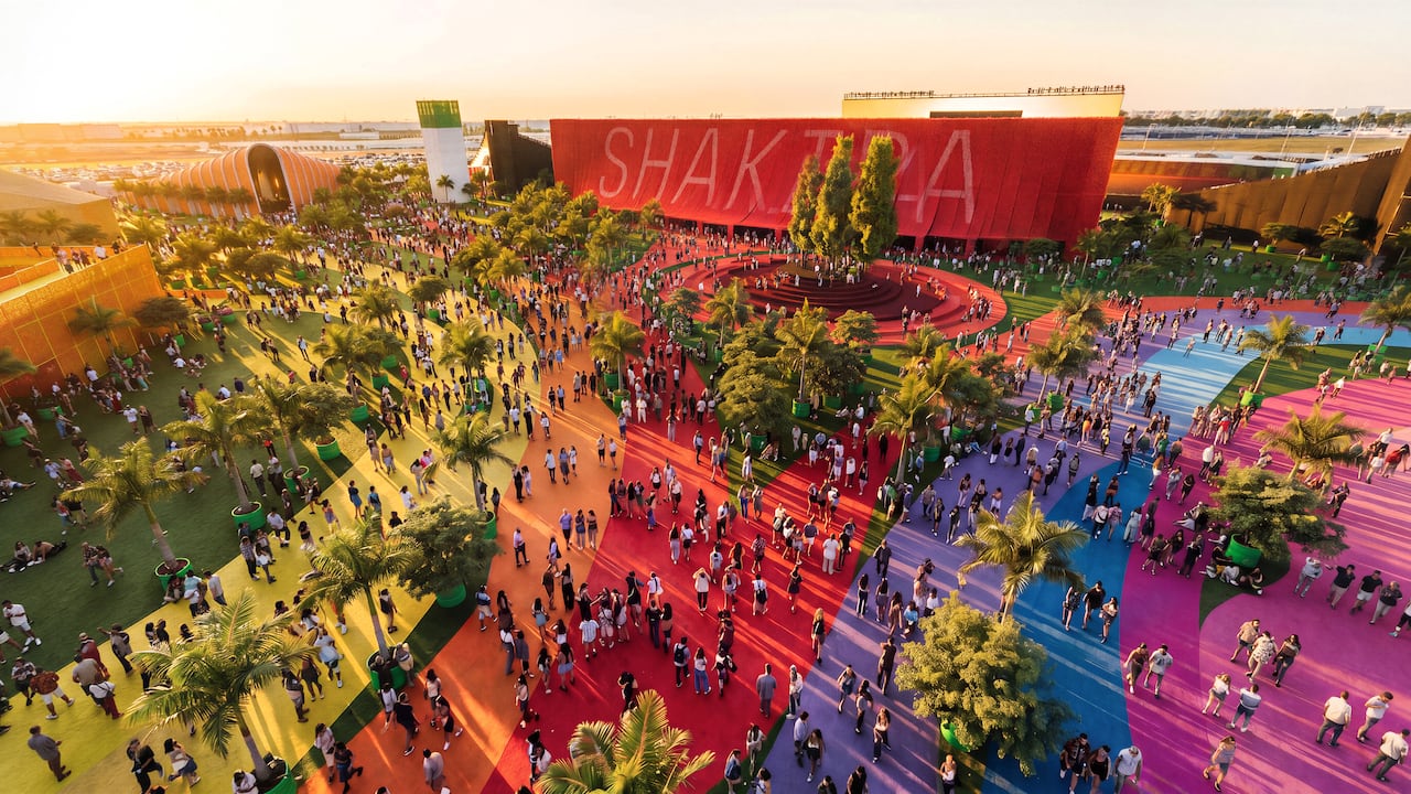 La propuesta visual y cultural de Macondo Park acompaña la residencia de Shakira en Madrid y sirve como vitrina para promocionar la diversidad de Colombia ante viajeros de España y otros países europeos.