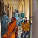 Los trabajadores sanitarios recogen muestras de hisopos para realizar pruebas de COVID-19 en Nueva Delhi, India, el viernes 16 de abril de 2021. India registró otro máximo de 217.353 casos nuevos en las últimas 24 horas, aumentando su total desde que comenzó la pandemia a más de 14,2 millones. El Ministerio de Salud también reportó 1.185 muertes en las últimas 24 horas, elevando las muertes a 174.308. (Foto AP / Manish Swarup)