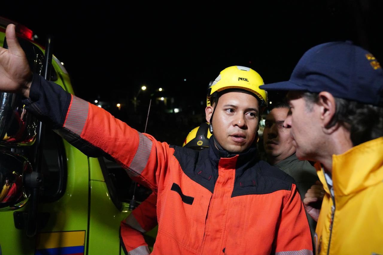 Fico Gutiérrez, alcalde de Medellín, en el Metrocable tras emergencia.