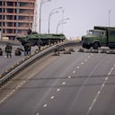 Soldados ucranianos toman posiciones en un puente en Kiev, la capital, el 25 de febrero del 2022. Rusia llevó su invasión a los bordes de la capital, tras lanzar ataques aéreos contra ciudades y bases militares y desplegar soldados desde tres partes en un ataque que udiera rescribirel orden de seguridad en el mundo tras la Guerra Fría. (AP Foto/Emilio Morenatti)