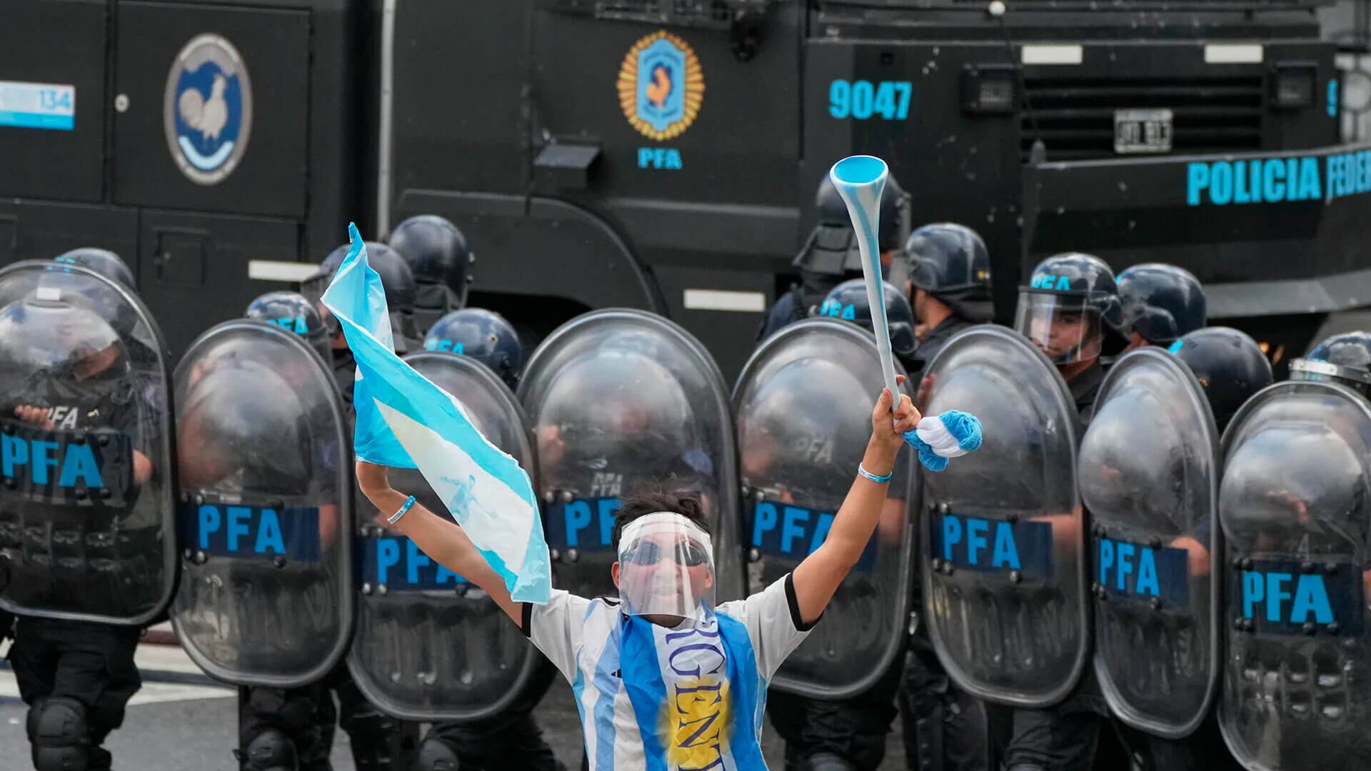 Un aficionado al fútbol se une a los jubilados que protestan por pensiones más altas y contra las medidas de austeridad implementadas por el gobierno del presidente Javier Milei en Buenos Aires, Argentina.