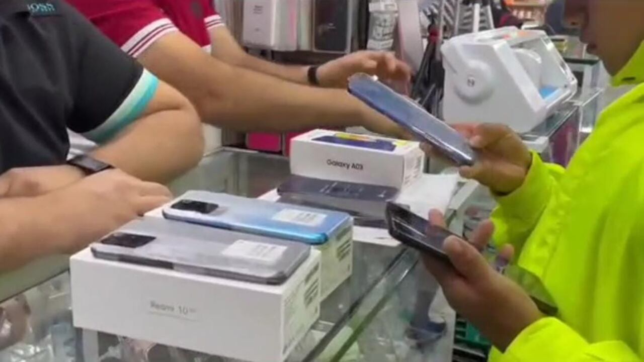 La Policía adelantó operativos en el centro de Cali, donde se comercializan estos celulares robados.
