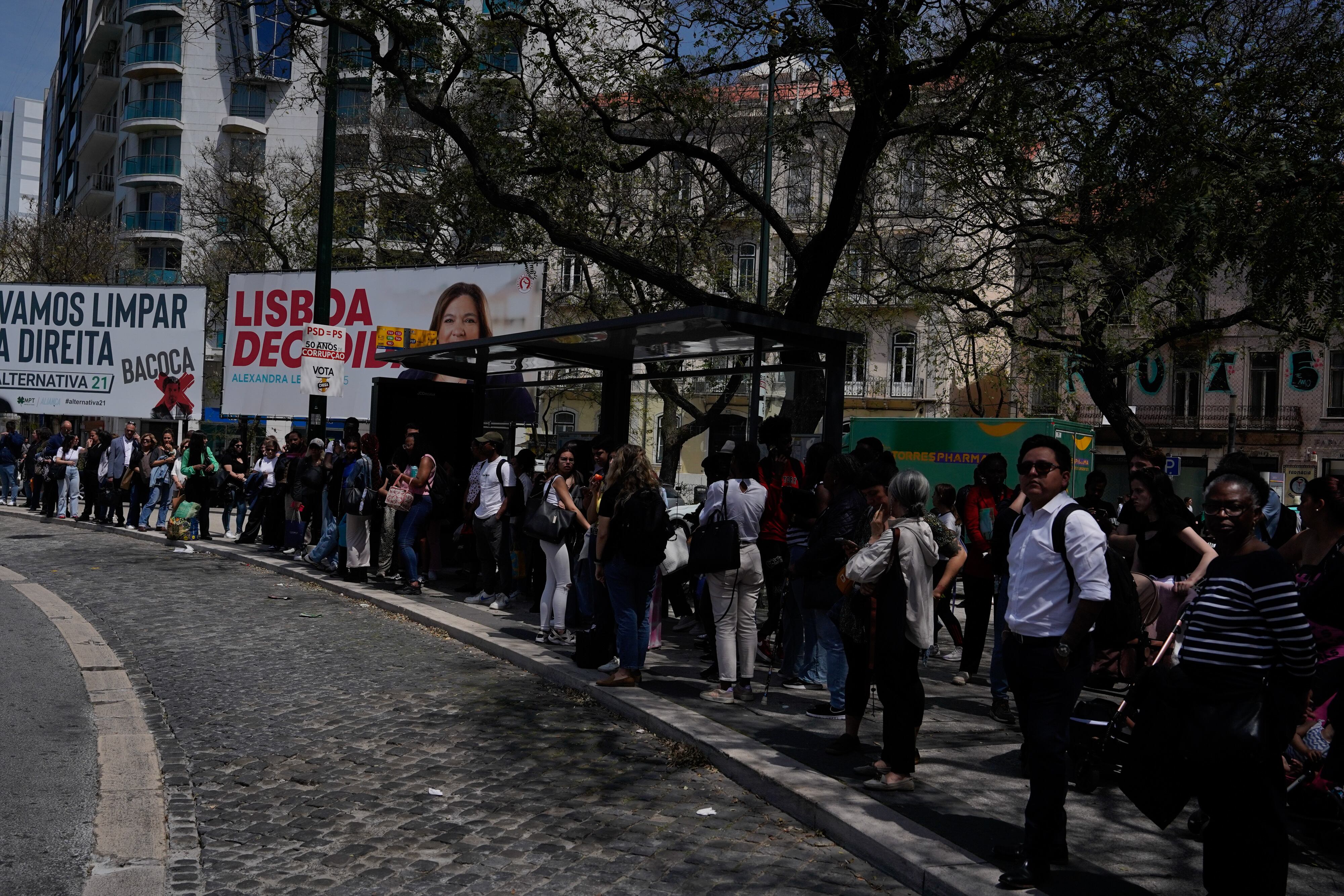 Personas que tuvieron que abandonar la estación de metro debido a cortes de electricidad se encuentran en la calle durante un apagón generalizado que afectó a España y Portugal alrededor del mediodía del lunes, cuya causa aún se desconoce. (Foto de Adri Salido/Anadolu vía Getty Images)