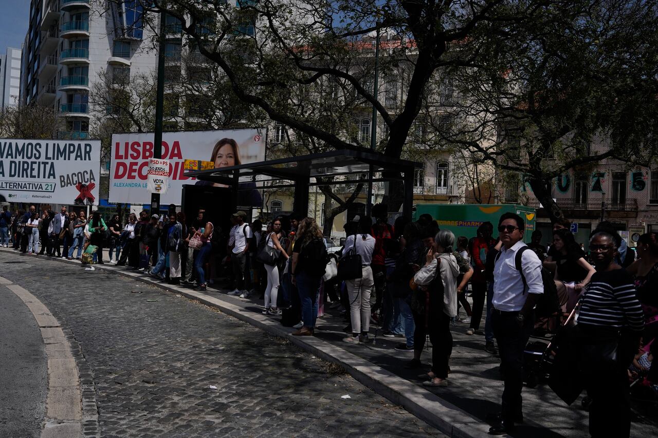 Personas que tuvieron que abandonar la estación de metro debido a cortes de electricidad se encuentran en la calle durante un apagón generalizado que afectó a España y Portugal alrededor del mediodía del lunes, cuya causa aún se desconoce. (Foto de Adri Salido/Anadolu vía Getty Images)