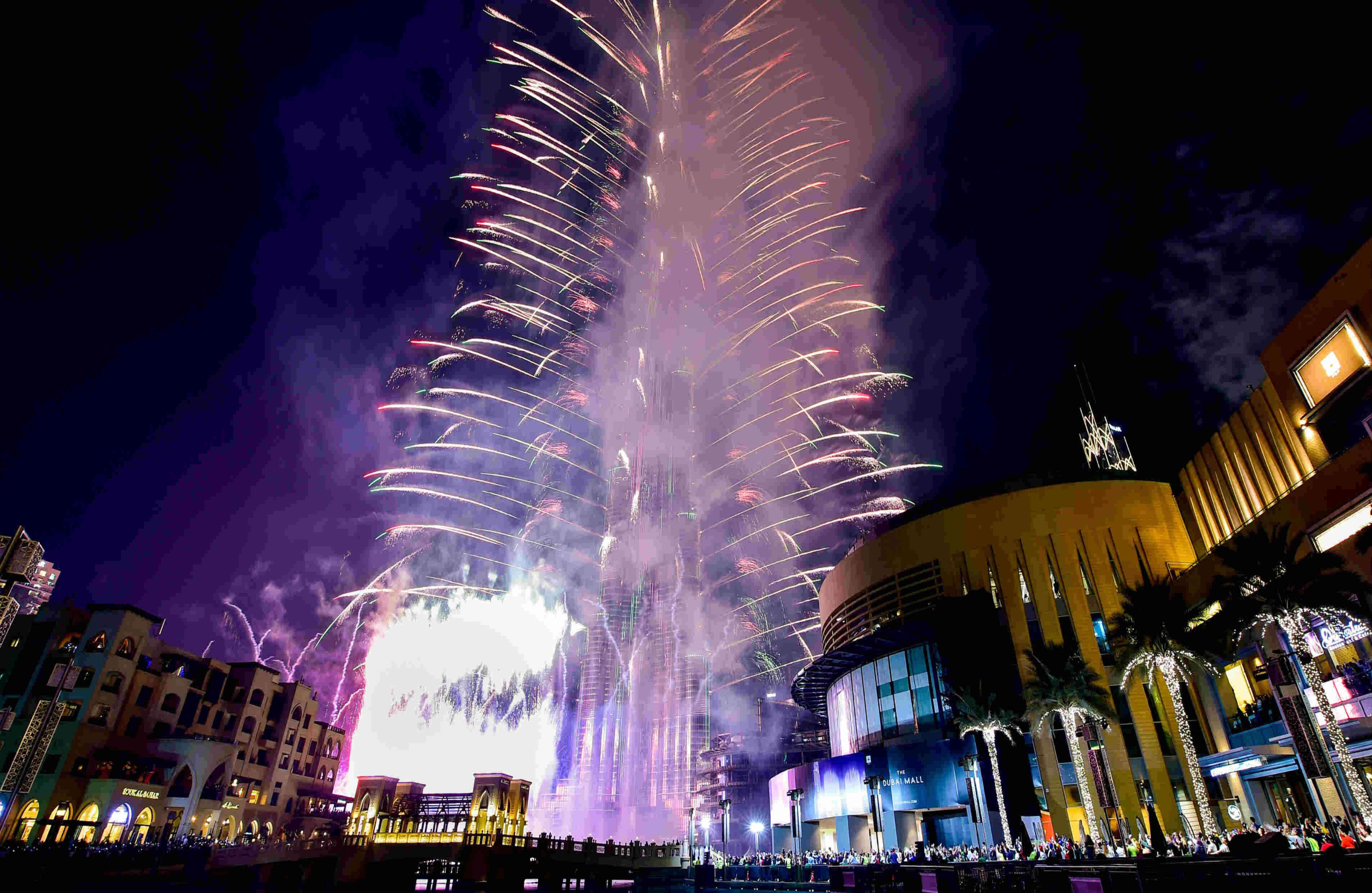 Así se vieron los fuegos artificiales en el Burj Khalifa de Dubai, el edificio más alto del mundo.