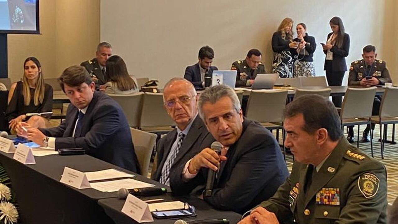 El alcalde de Floridablanca, Miguel Ángel Moreno, con el ministro de Defensa, Iván Velásquez; el ministro del Interior, Luis Fernando Velasco; y el director de la Policía, el general William Salamanca.