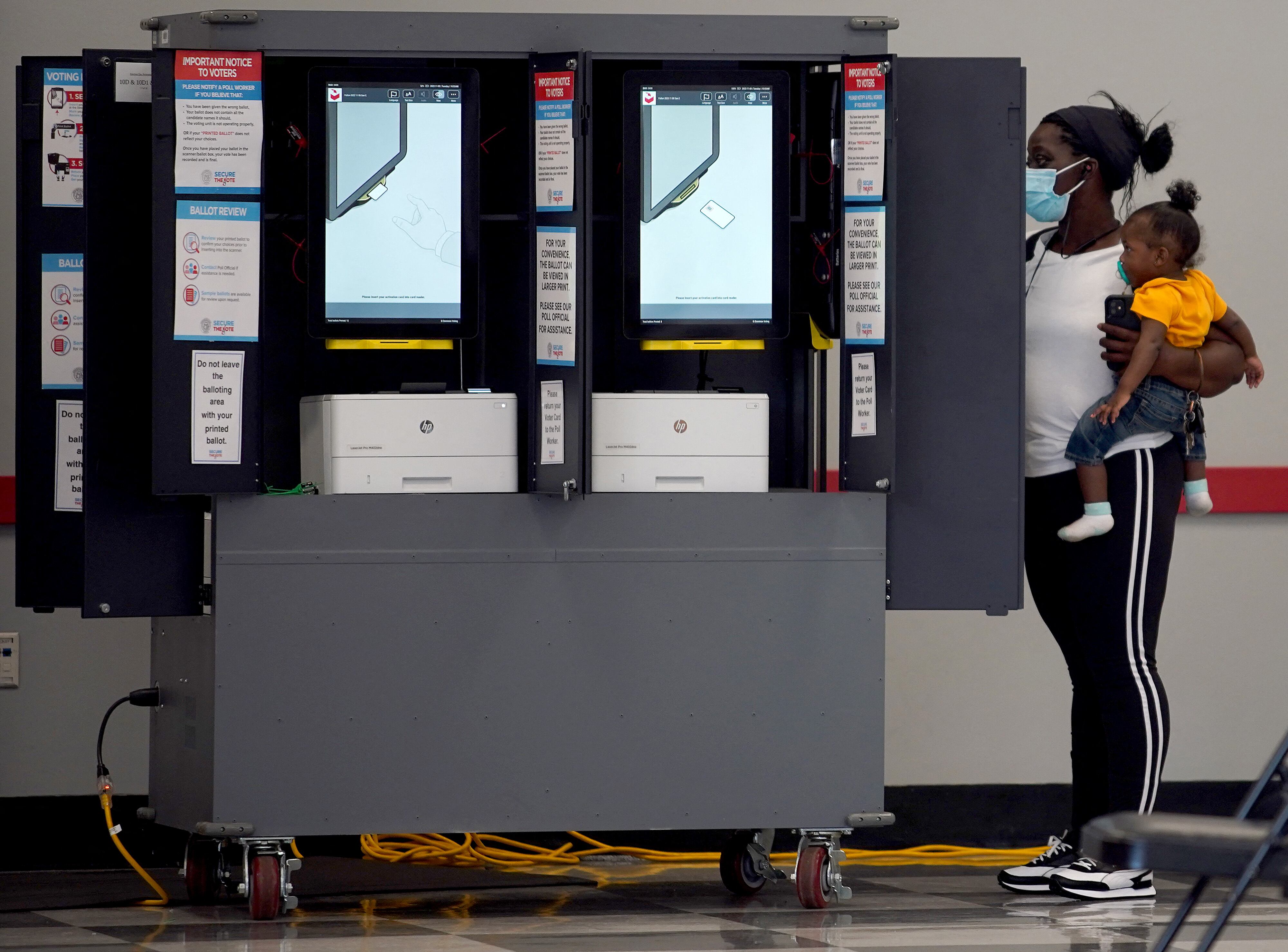 Una votante emite su voto durante las elecciones intermedias de EE. UU., en C.T. Martin Natatorium and Recreation Center en Atlanta, Georgia, el 8 de noviembre de 2022. (Foto de TAMI CHAPPELL / AFP)