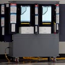 Una votante emite su voto durante las elecciones intermedias de EE. UU., en C.T. Martin Natatorium and Recreation Center en Atlanta, Georgia, el 8 de noviembre de 2022. (Foto de TAMI CHAPPELL / AFP)