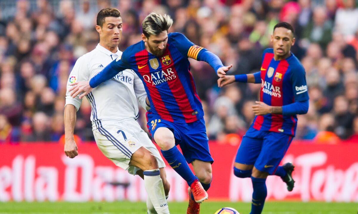 BARCELONA, SPAIN - DECEMBER 03: Lionel Messi of FC Barcelona conducts the ball next to Cristiano Ronaldo of Real Madrid CF during the La Liga match between FC Barcelona and Real Madrid CF at Camp Nou stadium on December 3, 2016 in Barcelona, Spain. (Photo by Getty Images/Alex Caparros)