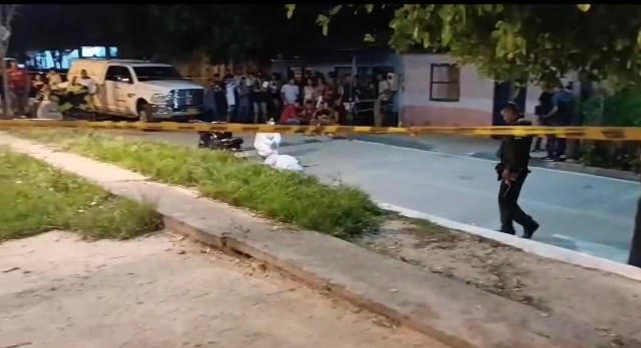 El joven quedó tendido en el piso, pues las heridas de bala le causaron la muerte instantánea.