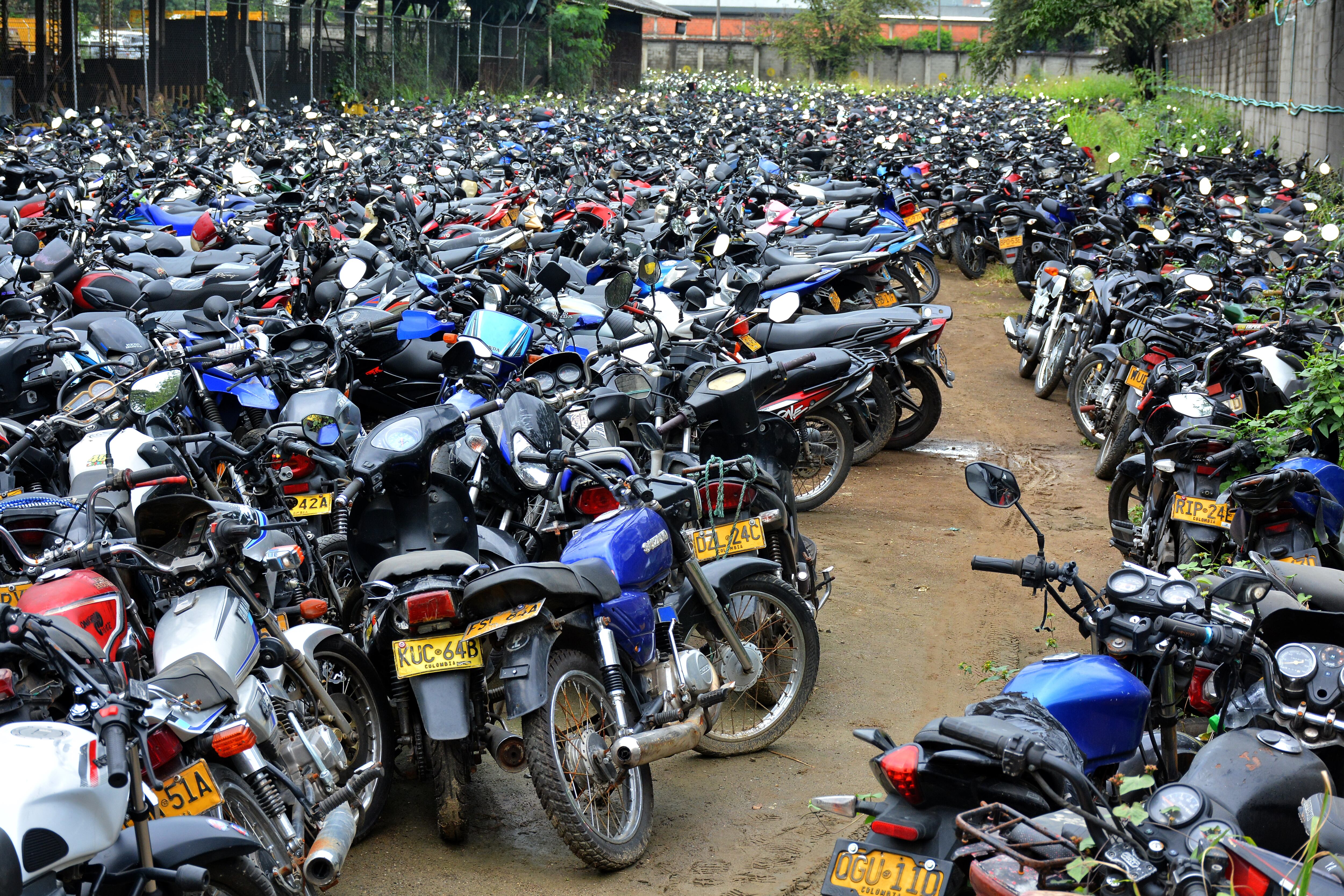 En los patios de tránsito de Cali, se encuentran más de 19 vehículos abandonados, entre motos y carros. Ya no hay espacio para más. 11 de febrero de 2025. Foto Jorge Orozco / El País.