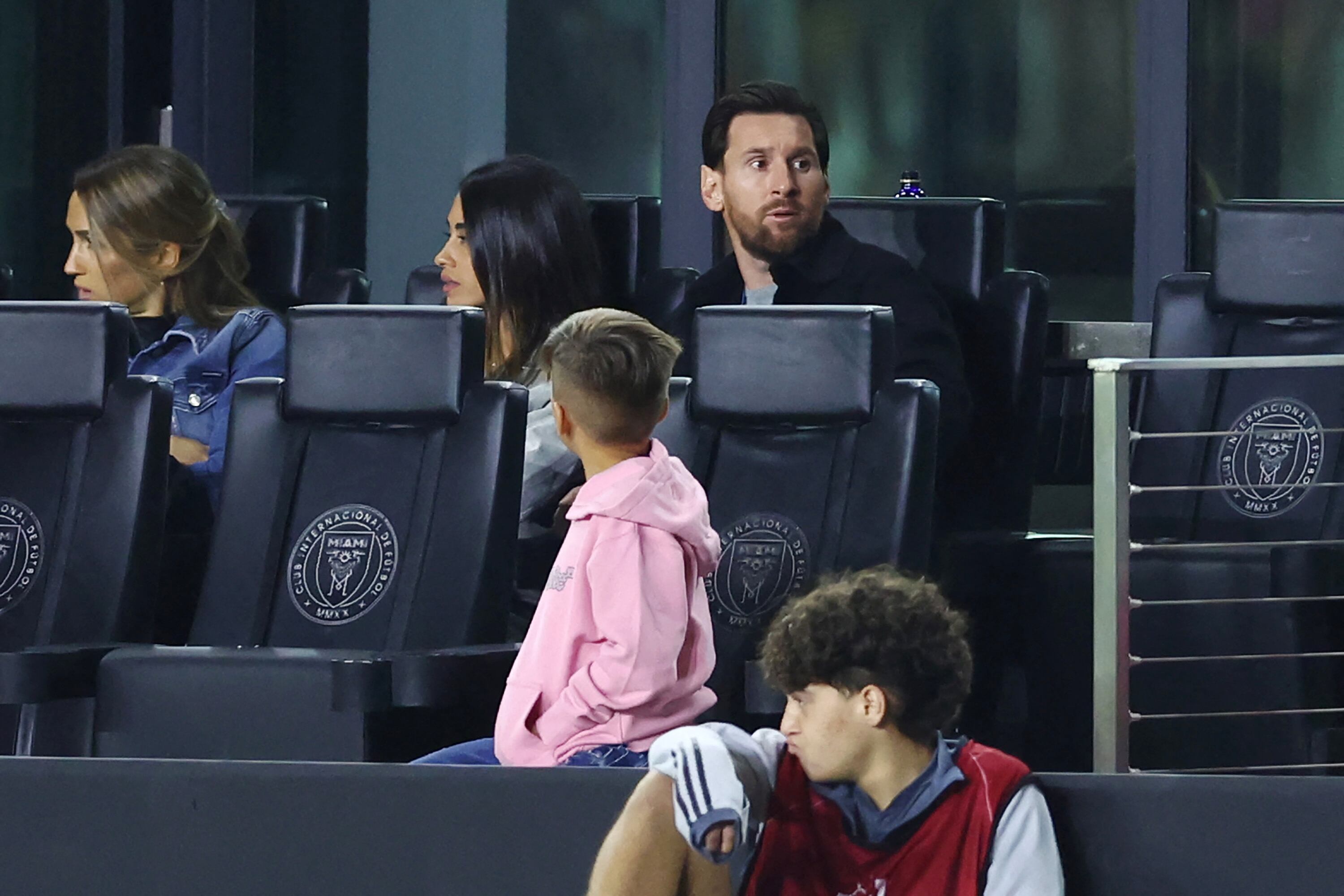 FORT LAUDERDALE, FLORIDA - MARCH 06: Lionel Messi #10 of Inter Miami CF alongside Antonela Roccuzzo observe from the sidelines during the 2025 Concacaf Champions Cup Round of 16 First Leg match between Inter Miami CF and Cavalier SC at Chase Stadium on March 06, 2025 in Fort Lauderdale, Florida.   Megan Briggs/Getty Images/AFP (Photo by Megan Briggs / GETTY IMAGES NORTH AMERICA / Getty Images via AFP)