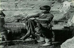 La práctica de reclutar menores en sus filas es algo viejo en las Farc, como se observa con este niño guerrillero en los años setenta.