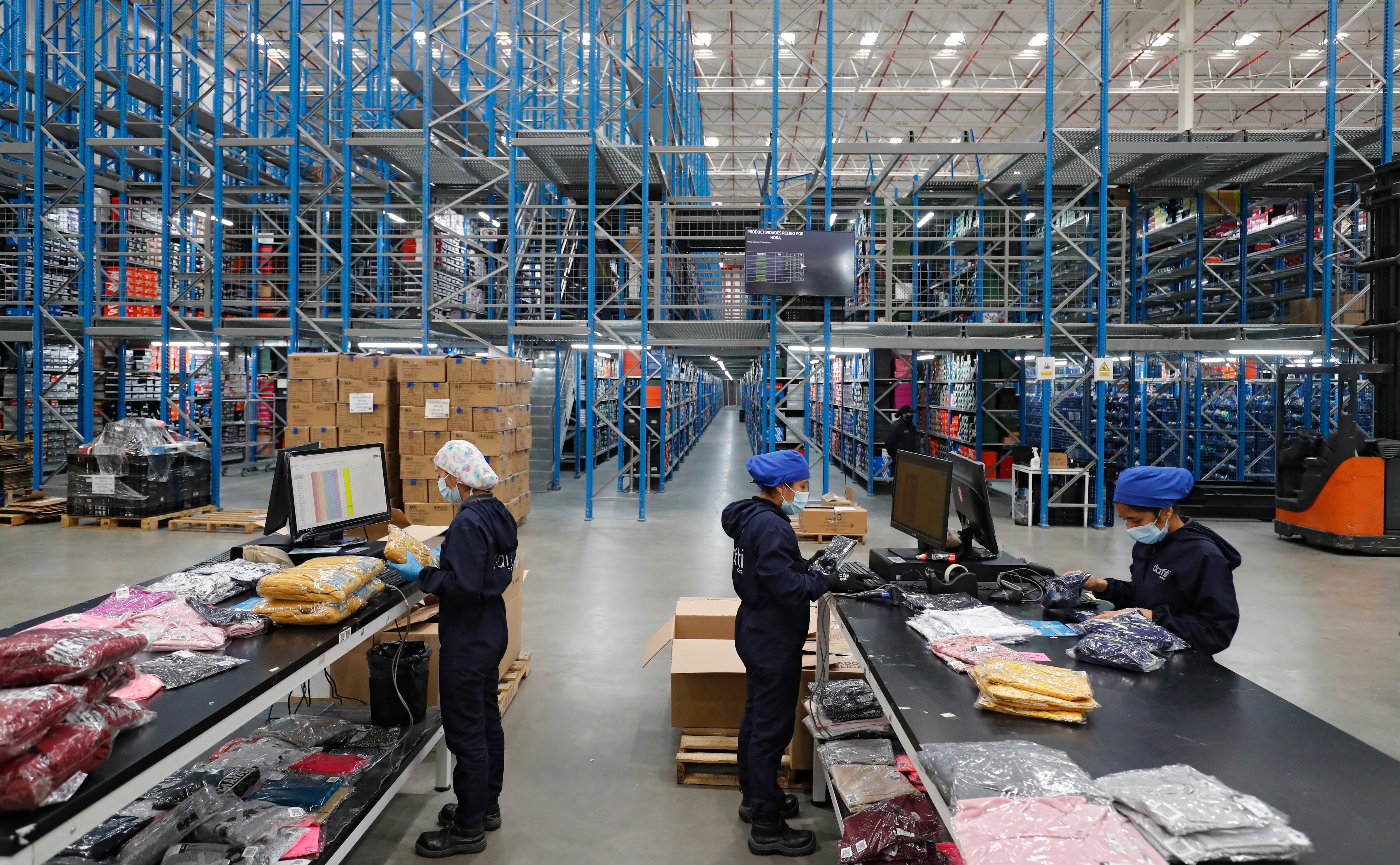 Dafiti Colombia tienda de comercio electrónico especializada en moda, que alberga cientos de marcas y que ofrece a sus usuarios la compra online y la entrega a domicilio de los productos
Bodega y logistica
trabajadores trabajo empleo
e-commerce
Foto Guillermo Torres Reina / Semana