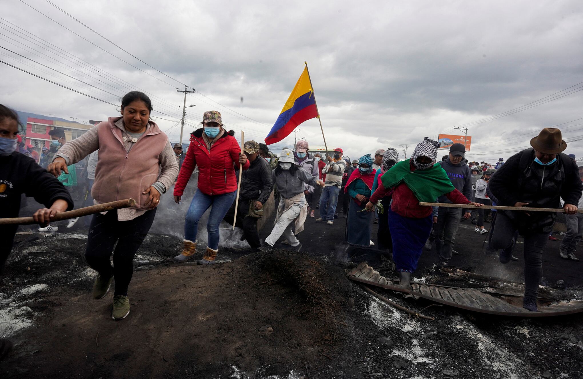 En imágenes : Miles de manifestantes indígenas de Ecuador marchan sobre la capital