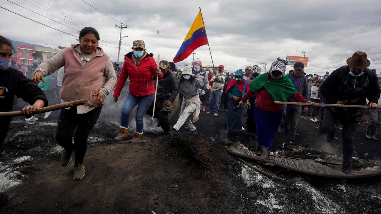 En imágenes : Miles de manifestantes indígenas de Ecuador marchan sobre la capital