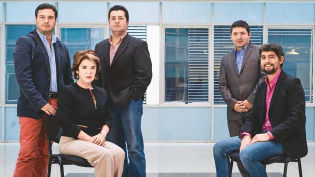 De izquierda a derecha: miembros de la junta directiva de la CCCE: Mauricio Chiappe, country manager de Cuponatic; Victoria Virviescas, directora ejecutiva de la CCCE; Juan Francisco Schultze-Kraft, vicepresidente de asuntos públicos de PayU; Enrique Cabrera, director en Colombia de Signature, y Juan José Daza, country manager de Buscalibre.