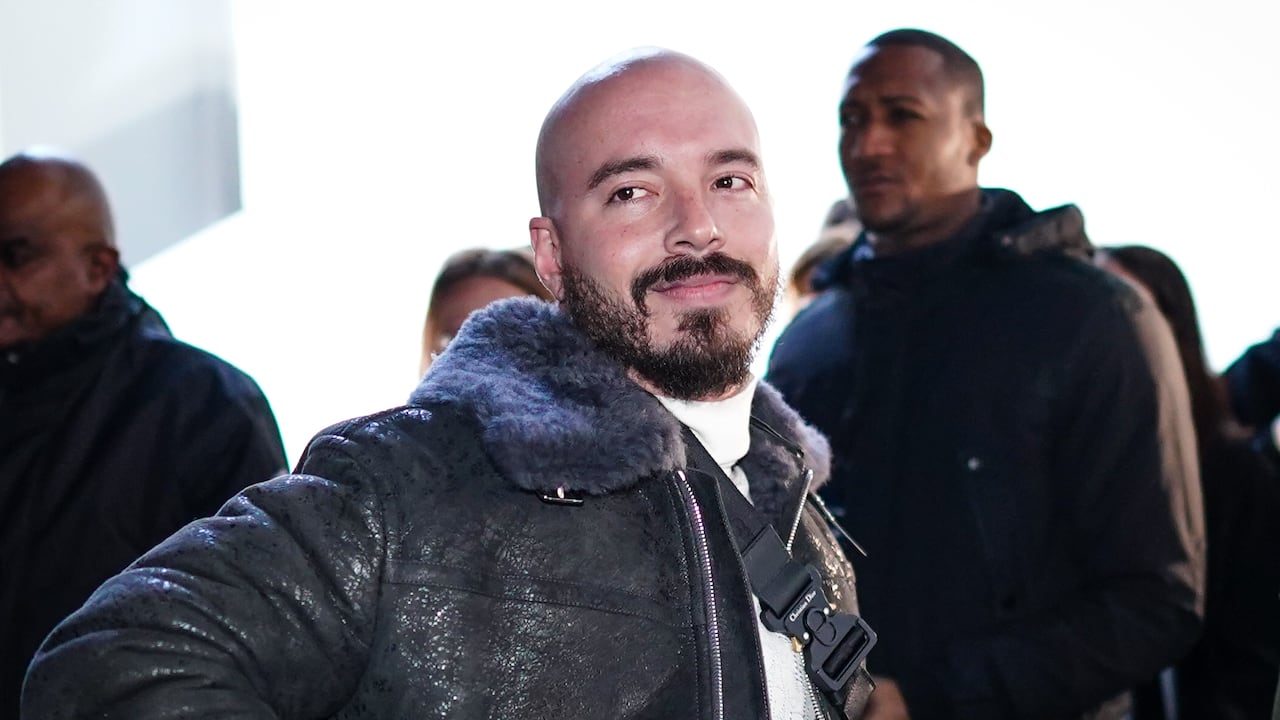 J Balvin asiste al espectáculo Dior, durante la Semana de la Moda de París - Menswear F / W 2020-2021, el 17 de enero de 2020 en París, Francia.