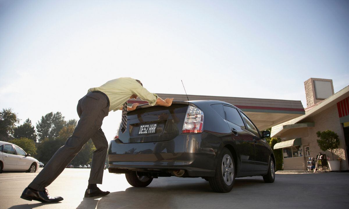 Arrancar un carro empujado.