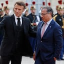 El presidente francés, Emmanuel Macron (L), saluda al presidente de Colombia, Gustavo Petro, a su llegada para una cena oficial en el Palacio del Elíseo, al margen de la Cumbre del Nuevo Pacto Financiero Global, en París, el 22 de junio de 2023. (Photo by Ludovic MARIN / AFP)