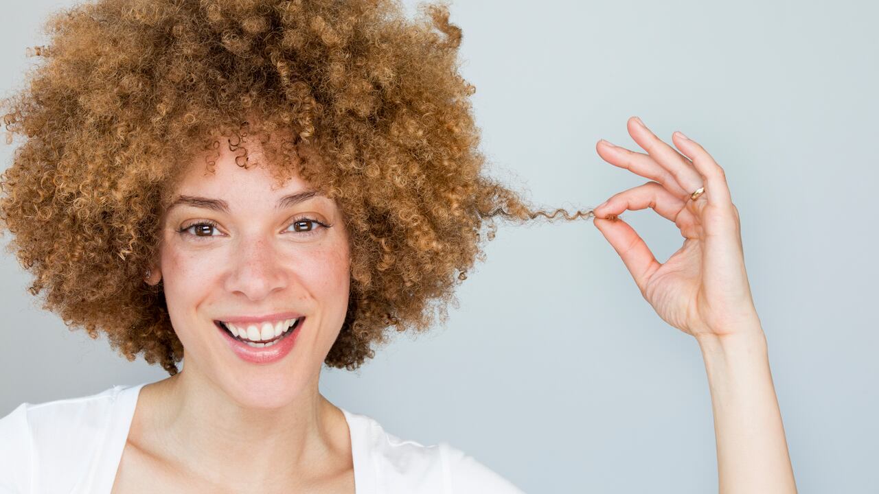 Los tensioactivos son ingredientes presentes en la composición de los champús que limpian el cabello, estos actúan arrastrando el exceso de sebo, polvo y otras partículas.