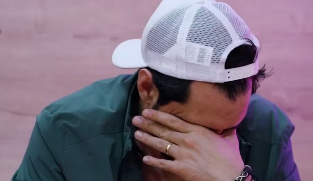 El participante de La descarga rompió en llanto al recordar crisis que atraviesa en su vida emocional.