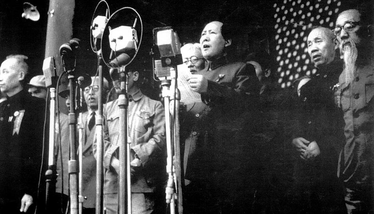 Mao Zedong proclamando la fundación de la República Popular China en la Puerta de Tian'anmen de la Ciudad Prohibida de Pekín el 1 de octubre de 1949. Wikimedia Commons / Hu Bou