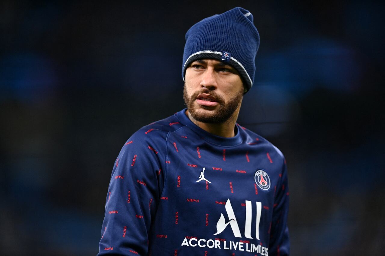 Paris Saint-Germain's Brazilian striker Neymar warms up ahead of the UEFA Champions League Group A football match between Manchester City and Paris Saint-Germain at the Etihad Stadium in Manchester, north west England, on November 24, 2021. (Photo by Paul ELLIS / AFP)