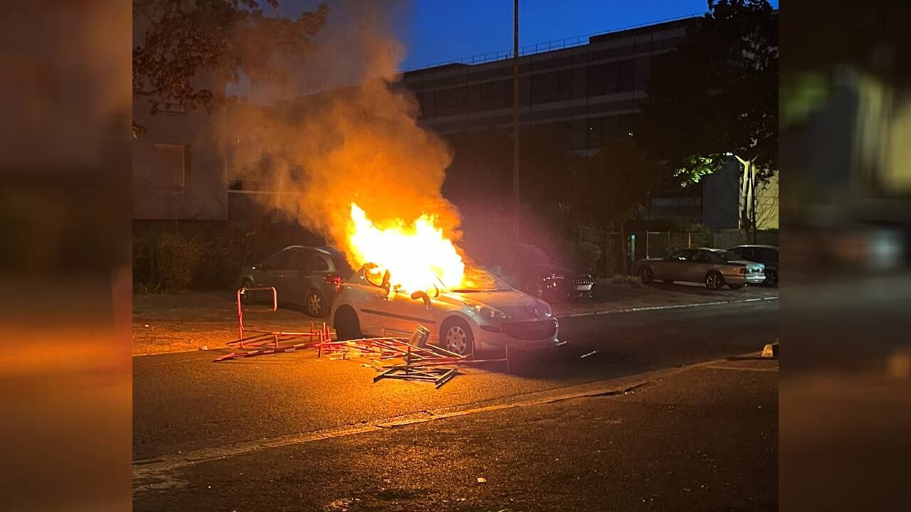 Jóvenes chocan con la policía cerca de París después de que un adolescente fue asesinado en una parada de tráfico.