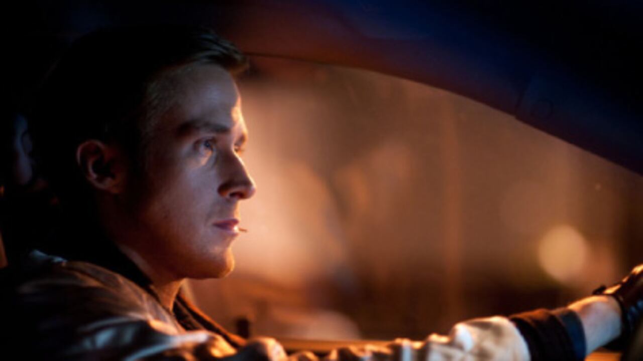 Ryan Gosling interpreta a un conductor sin nombre que se gana la vida como chofer de criminales.
