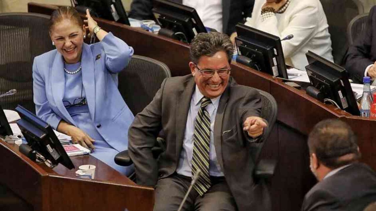 Alberto Carrasquilla sonríe tras el debate que el Polo Democrático promovió en su contra en el Senado