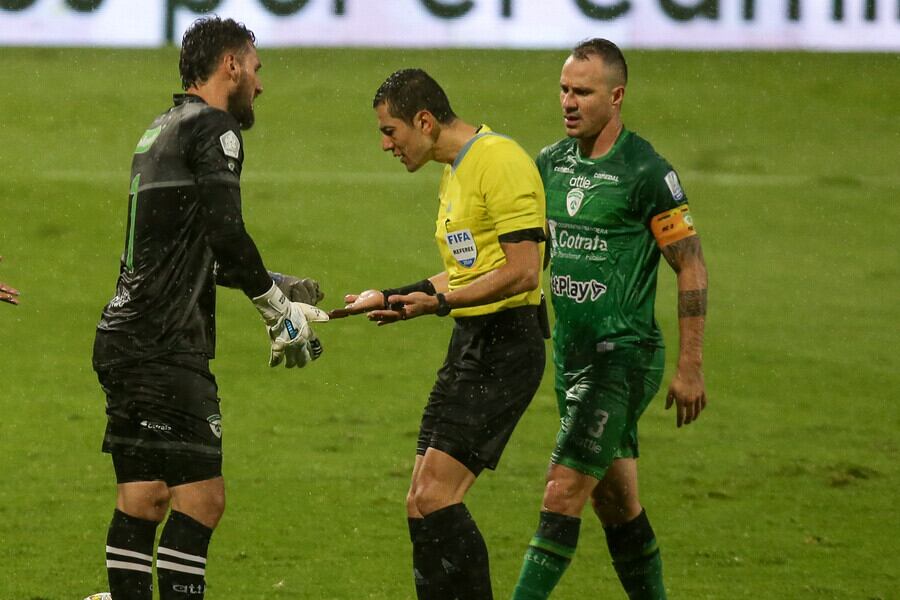 Washington Ortega, arquero de la Equidad, se queja de un golpe en el brazo