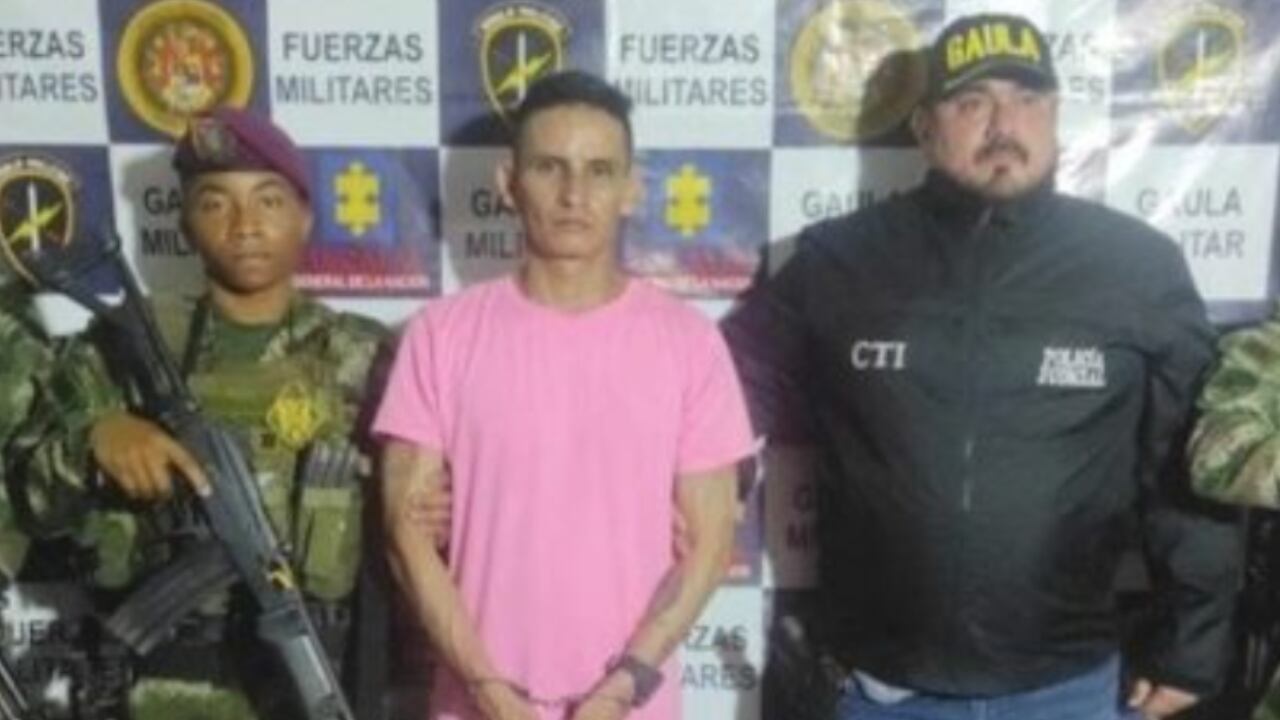 La mentira que montó un extrabajador de una finca para sonsacarle dinero a la dueña se le cayó. El hombre se hizo pasar por miembro de una peligrosa estructua criminal del Meta para amedentar a la mujer, quien no dudó en denunciar el hecho. Gracias a esto, las autoridades armaron un operativo para pillarlo en flagrancia.