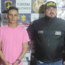 La mentira que montó un extrabajador de una finca para sonsacarle dinero a la dueña se le cayó. El hombre se hizo pasar por miembro de una peligrosa estructua criminal del Meta para amedentar a la mujer, quien no dudó en denunciar el hecho. Gracias a esto, las autoridades armaron un operativo para pillarlo en flagrancia.