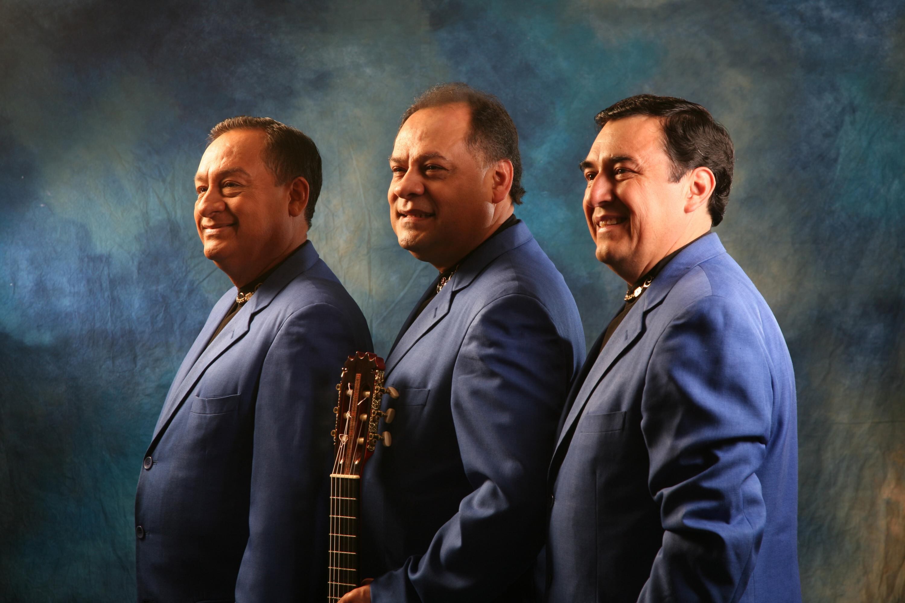 Los Panchos, íconos del bolero, completan 80 años en activo, desde 1944, año en el que, en Nueva York, lo formaron por primera vez los mexicanos los Alfredo Bojalil Gil (‘El Güero Gil’) y José de Jesús Navarro Moreno (‘Chucho Navarro’) junto al portorriqueño Herminio Avilés Negrón (‘Hernando Avilés’).