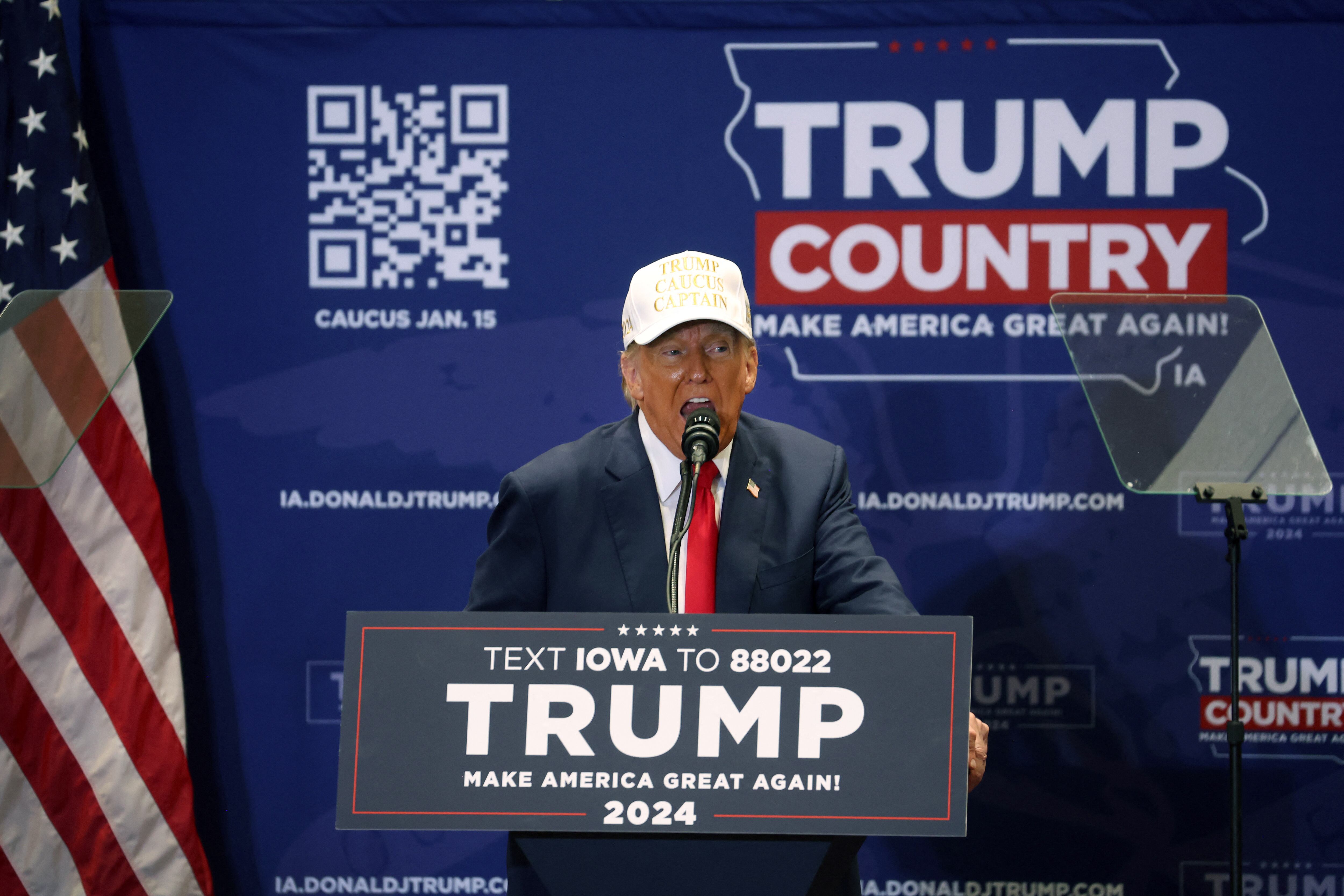 El expresidente Donald Trump habla con sus seguidores durante un mitin en Simpson College el 14 de enero de 2024 en Indianola, Iowa. Mañana, los republicanos de Iowa serán los primeros en seleccionar la nominación de su partido para la carrera presidencial