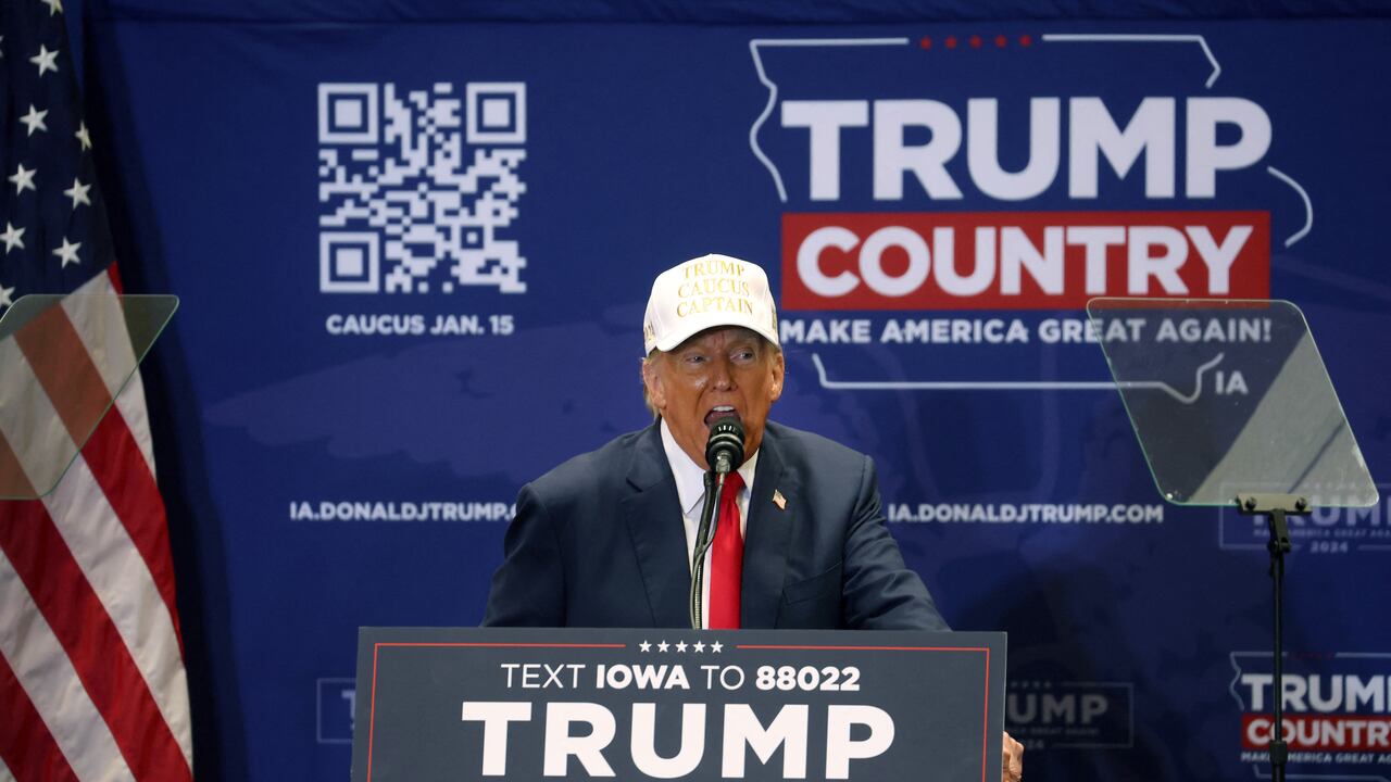 El expresidente Donald Trump habla con sus seguidores durante un mitin en Simpson College el 14 de enero de 2024 en Indianola, Iowa. Mañana, los republicanos de Iowa serán los primeros en seleccionar la nominación de su partido para la carrera presidencial
