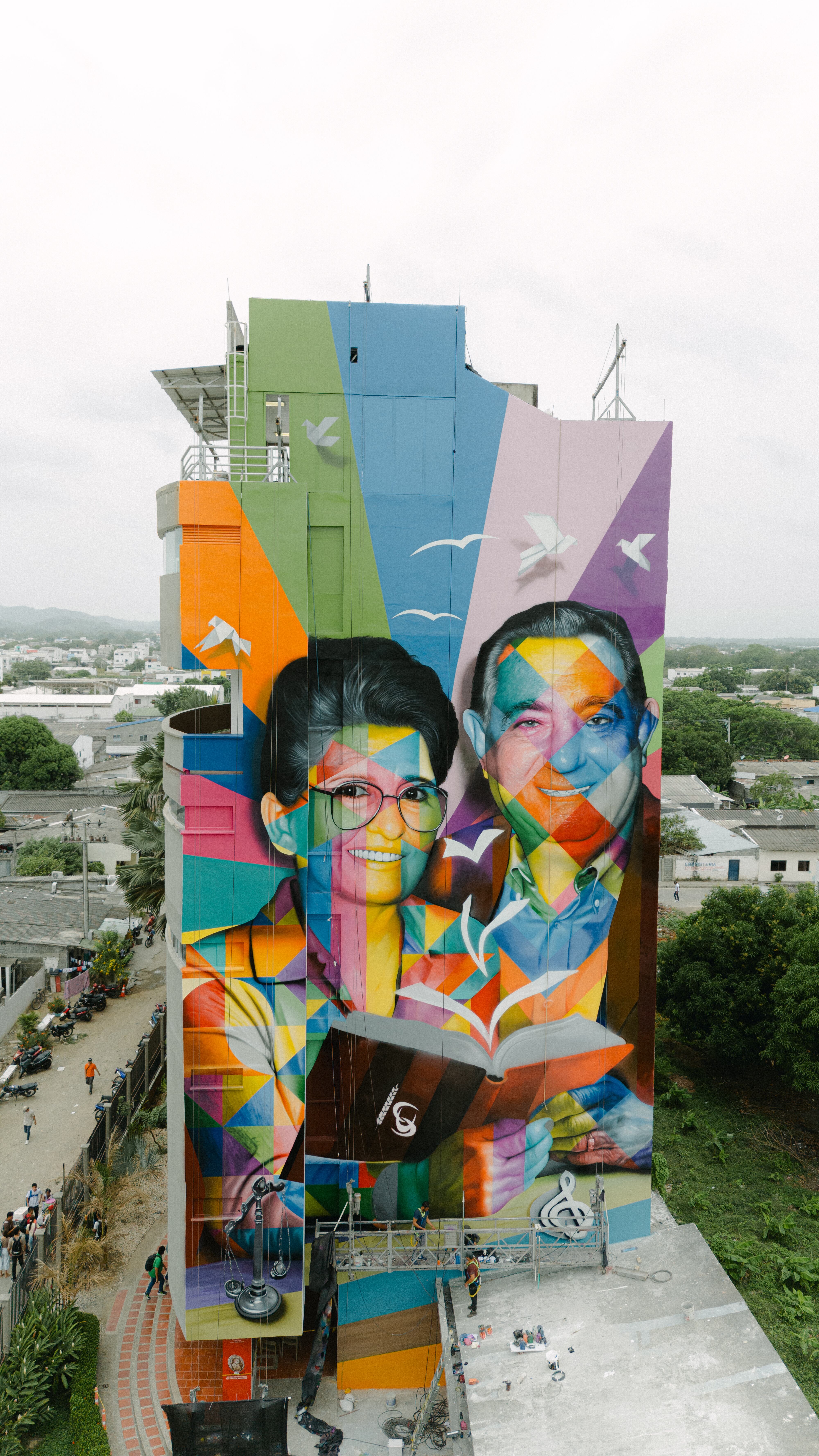 El muralista Kobra pasó por Montería, donde dejó su primera obra en Colombia, un homenaje al científico Elías Bechara Zainúm (1920-2013) y a la educadora Saray Castilla de Bechara (1929-2018), pareja que en la educación de la gente vio una prioridad y una oportunidad de construir paz. Fundaron la Universidad del Sinú hace 50 años.