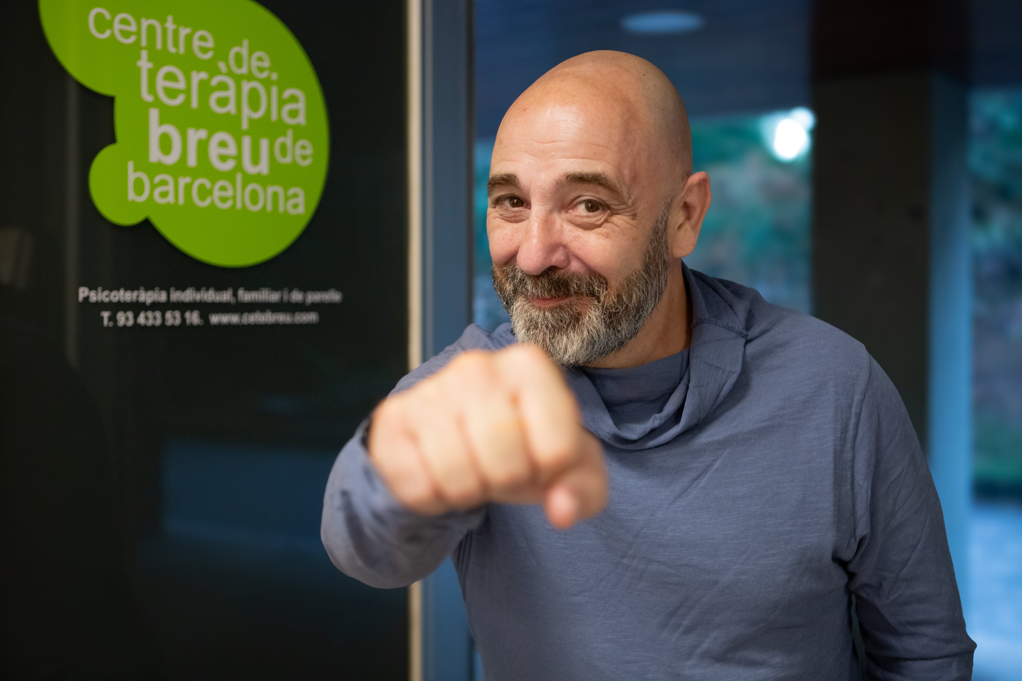 Víctor Amat, psicólogo, psicoterapeuta y divulgador español autor de Ha escrito los libros Psicología punk, Autoestima punk y Antimeditaciones, que han revolucionado el modo de entender el crecimiento personal en más de 50.000 lectores.