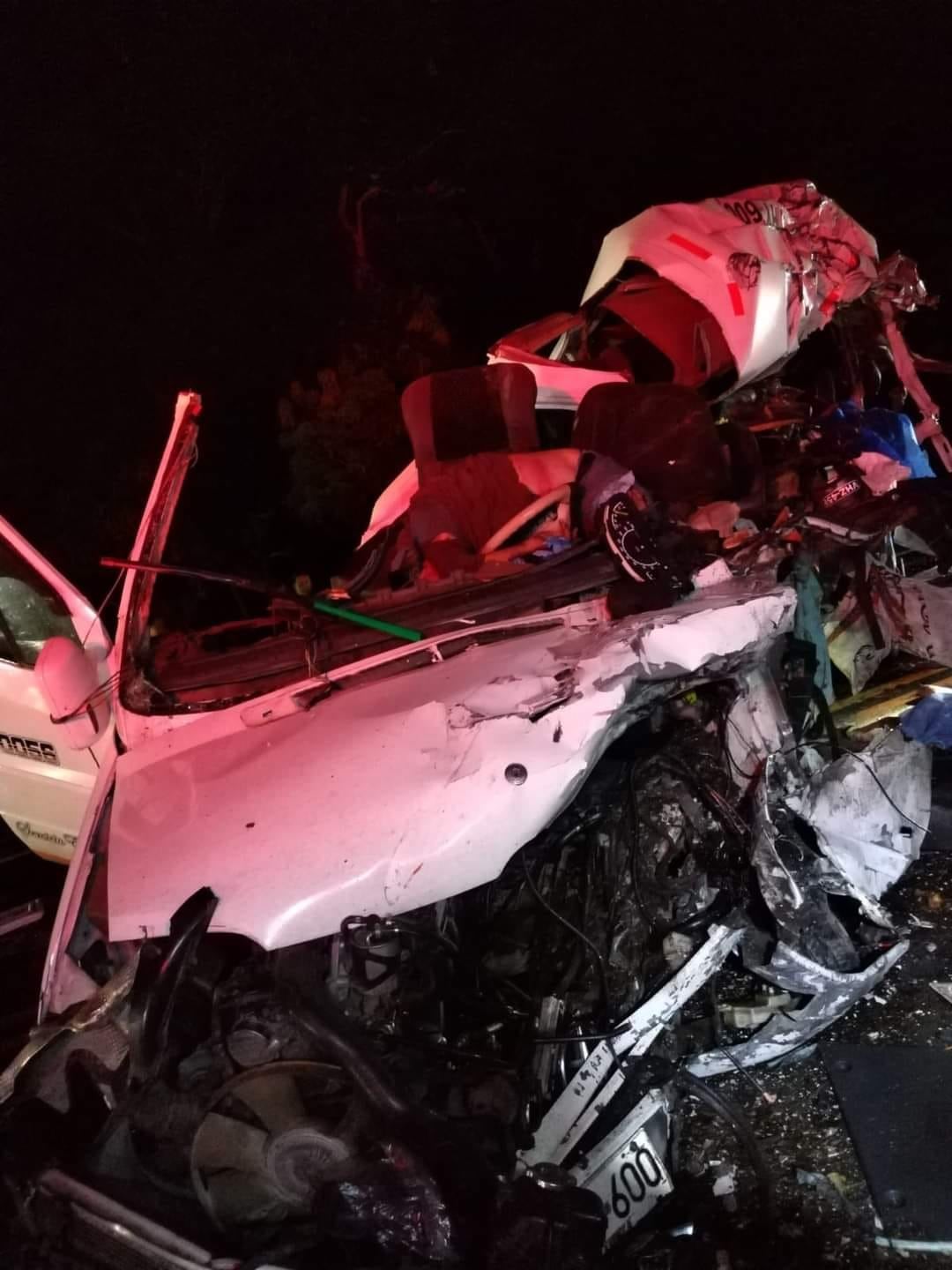 La buseta quedó reducida a latas retorcidas.