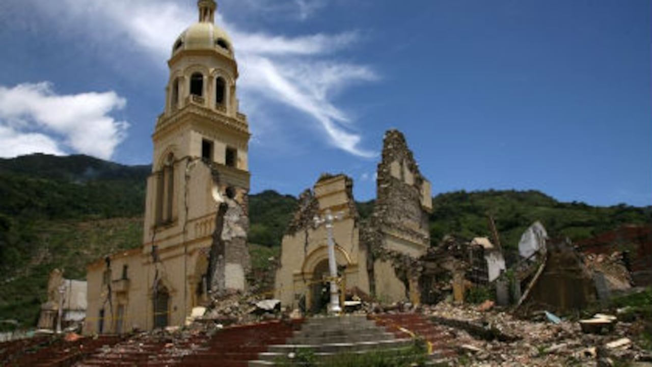 La gente de Gramalote busca renacer de las ruinas por medio de la fe