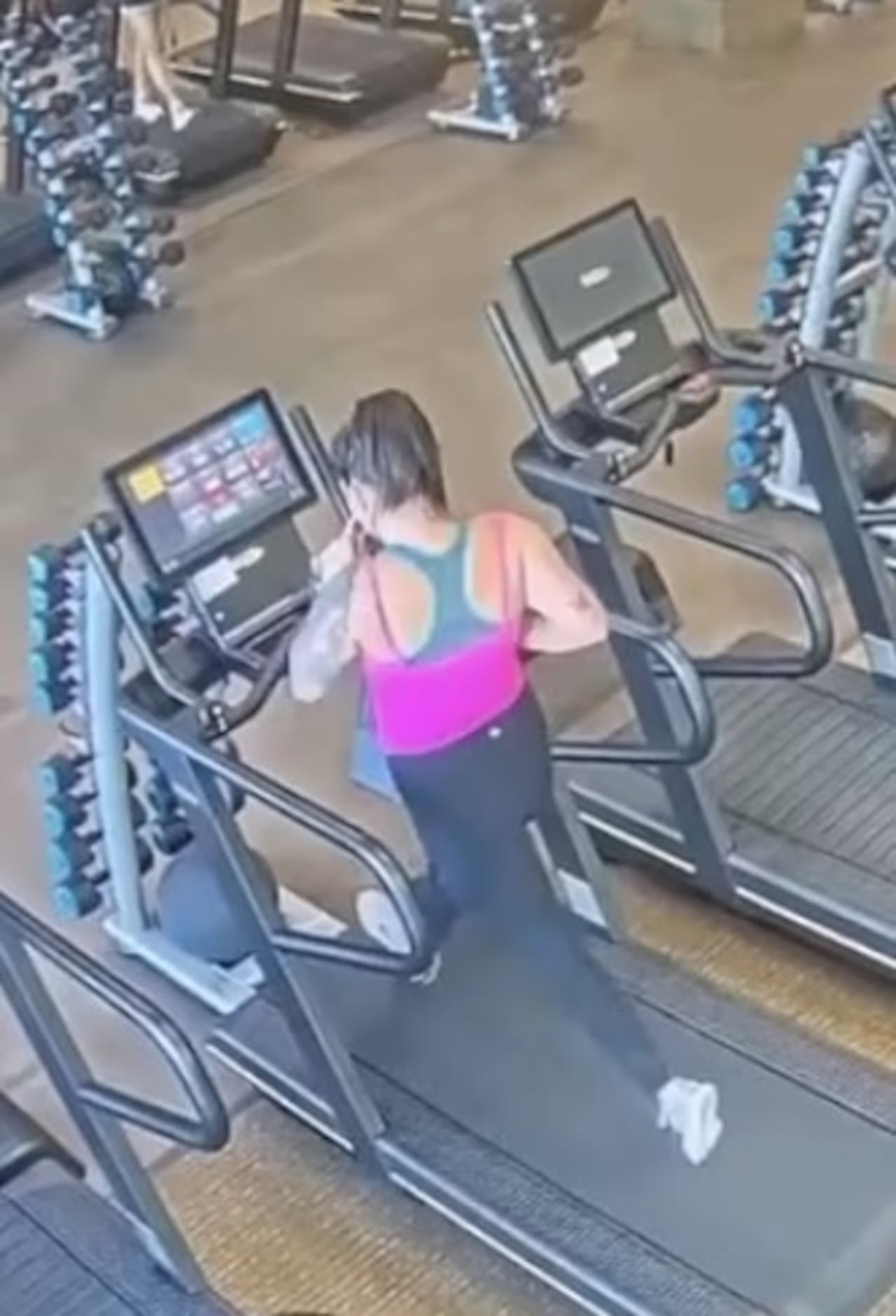 Mujer se quedó sin pantalones usando caminadora.