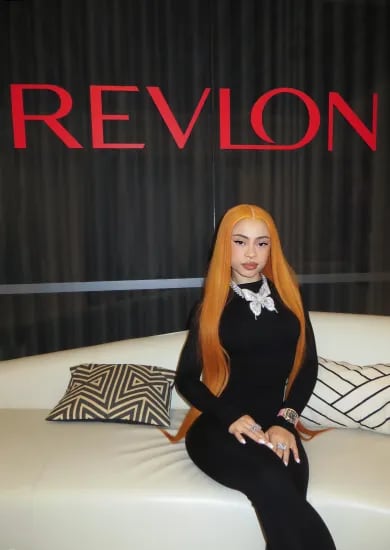 Este acuerdo marca un hito tanto en la carrera de la rapera como en la estrategia de revitalización de la icónica marca de belleza.