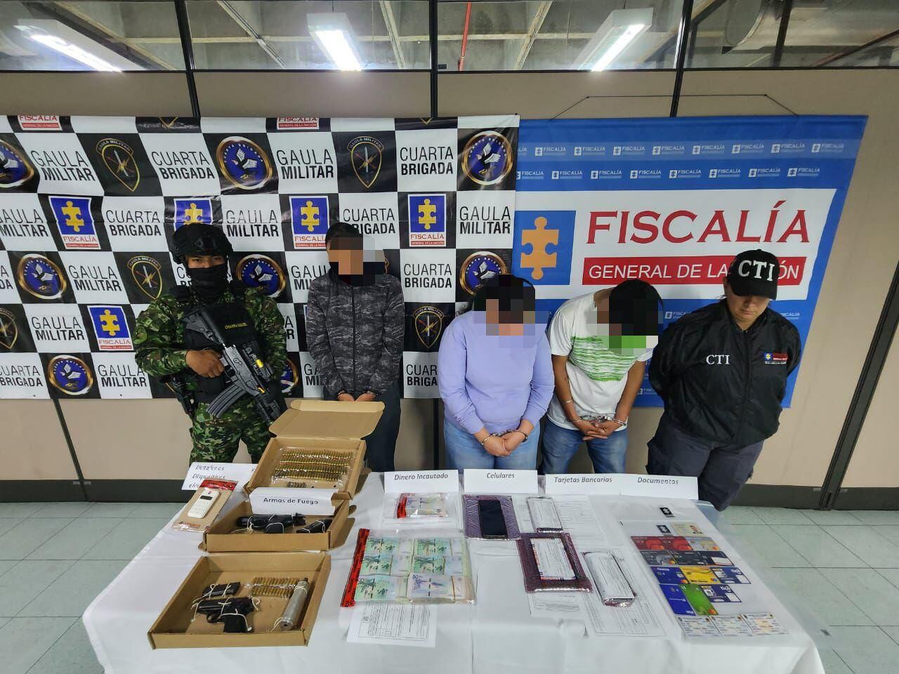 Presuntos miembros de la organización delincuencial capturados en Medellín.