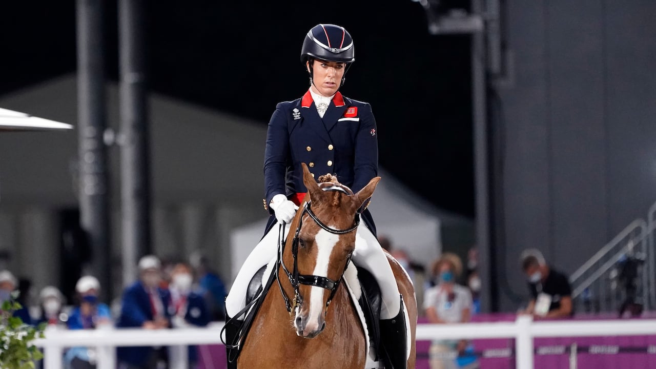 La británica Charlotte Dujardin compiten en la prueba individual ecuestre durante los Juegos Olímpicos de Tokio. (AP Foto/David Goldman, Archivo)