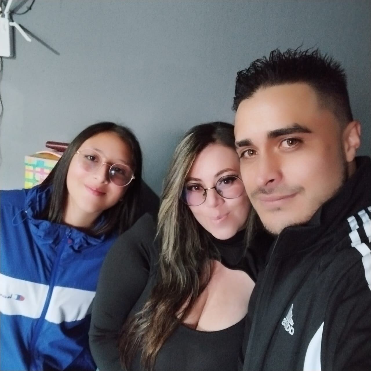 Tras pasar más de seis años en prisión, Axl Cárdenas está, con su familia, bajo detención domiciliaria.