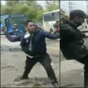 Sujetos agredieron a un equipo periodístico de CityTv que cubría el accidente del bus escolar que se volcó en el norte de Bogotá.