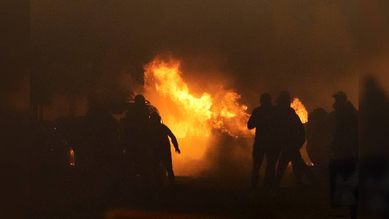 Jóvenes chocan con las fuerzas policiales en Nanterre, en las afueras de París, el jueves 29 de junio de 2023.
