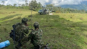 Su trayectoria incluye operaciones en el Cauca y formación en diferentes niveles de la institución, consolidando un liderazgo ejemplar.