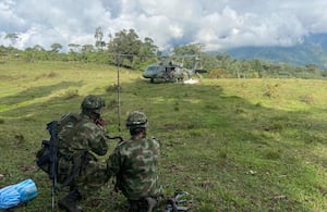 Su trayectoria incluye operaciones en el Cauca y formación en diferentes niveles de la institución, consolidando un liderazgo ejemplar.